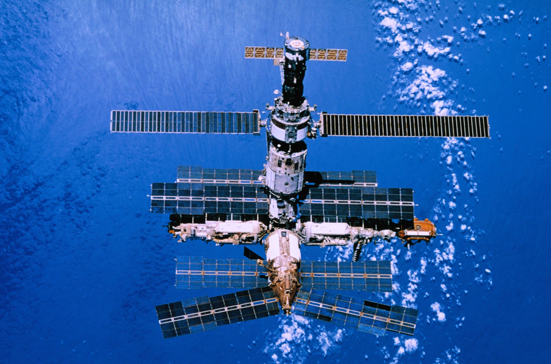 Советская орбитальная станция. Станция мир 1986. Орбитальная Космическая станция мир 1986. Мир Советская орбитальная станция 2001. В тихом океане затоплена орбитальная станция «мир».