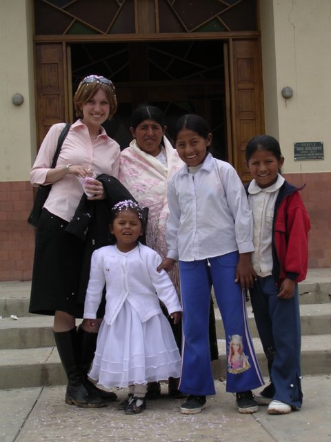 Amber Wutich stands poses for a group photos with children in Bolivia