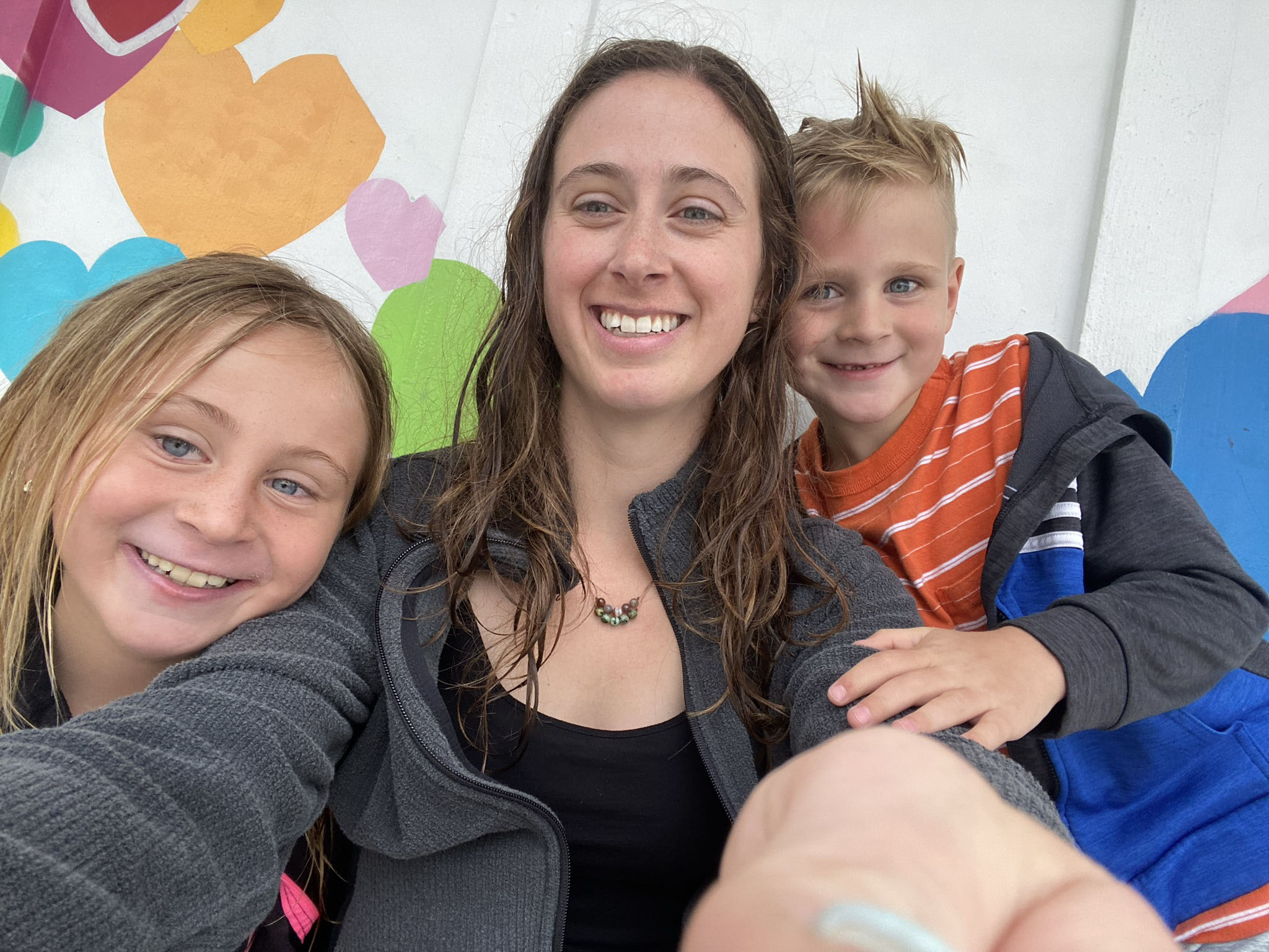 Rhiannon Smithson smiles in a selfie with her two young children. 