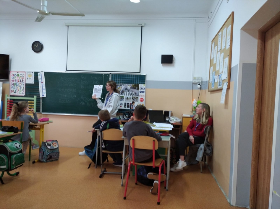 Photo of Sarah Martin reading with Ukrainian children in Poland