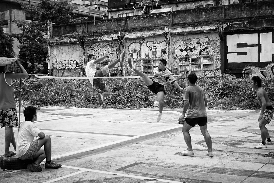 people playing sepak takraw