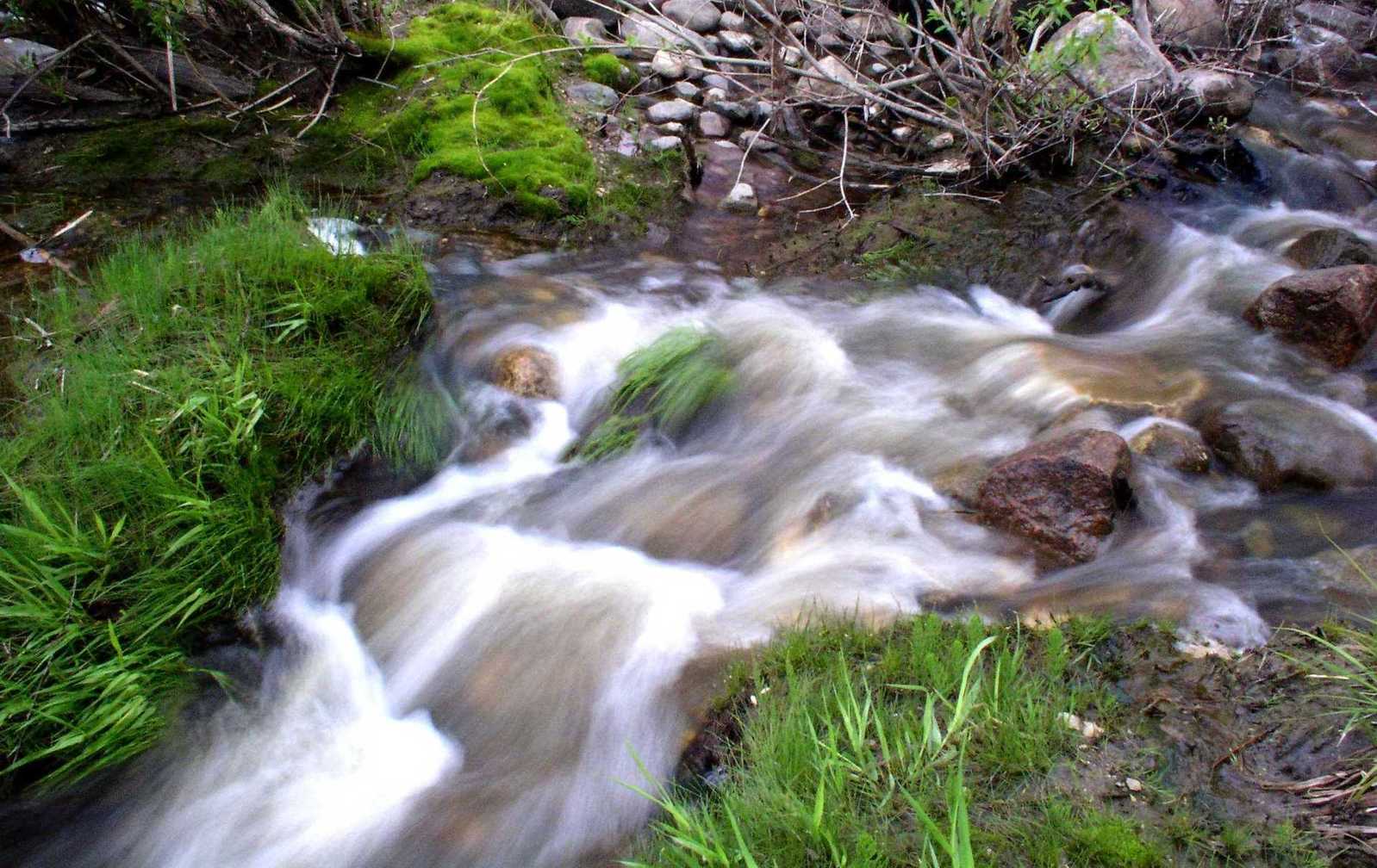 A stream runs over rocks.