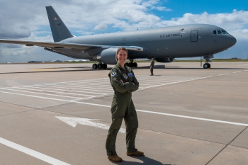 Per gentile concessione di Kimberly Jackson, laureata all'Arizona State University in uniforme dell'Air Force con un KC-46 sullo sfondo.