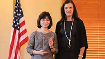 Global Launch COO Susan Edgington presents HSU’s Tomoe Morito with partnership award.