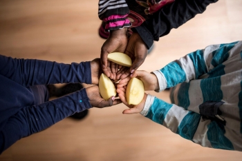 children holding apple slices
