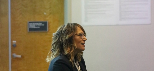 Lynn Vavreck pictured giving a speech.