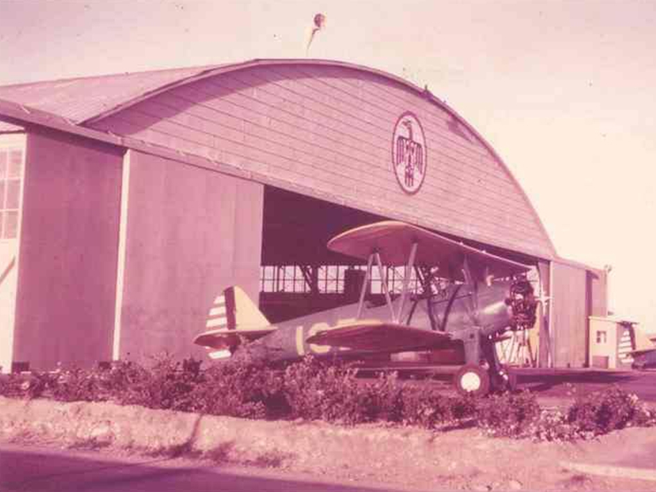 1942 photo of a plane hanger in Glendale, Arizona