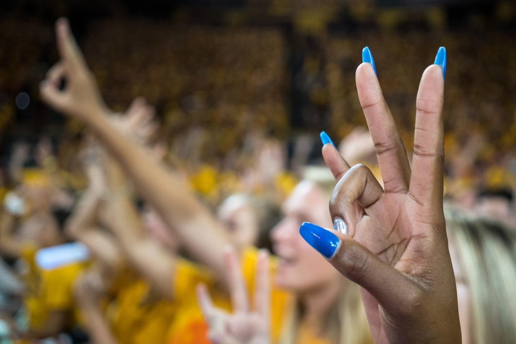 Students learn how to do the pitchfork at Sun Devil Welcome