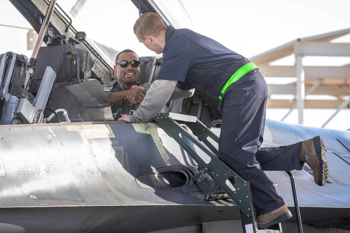 Luke AFB crew chief wishes ASU student good luck prior to F-16D flight