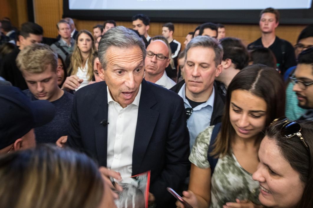 Howard Schultz talks with students at an ASU event