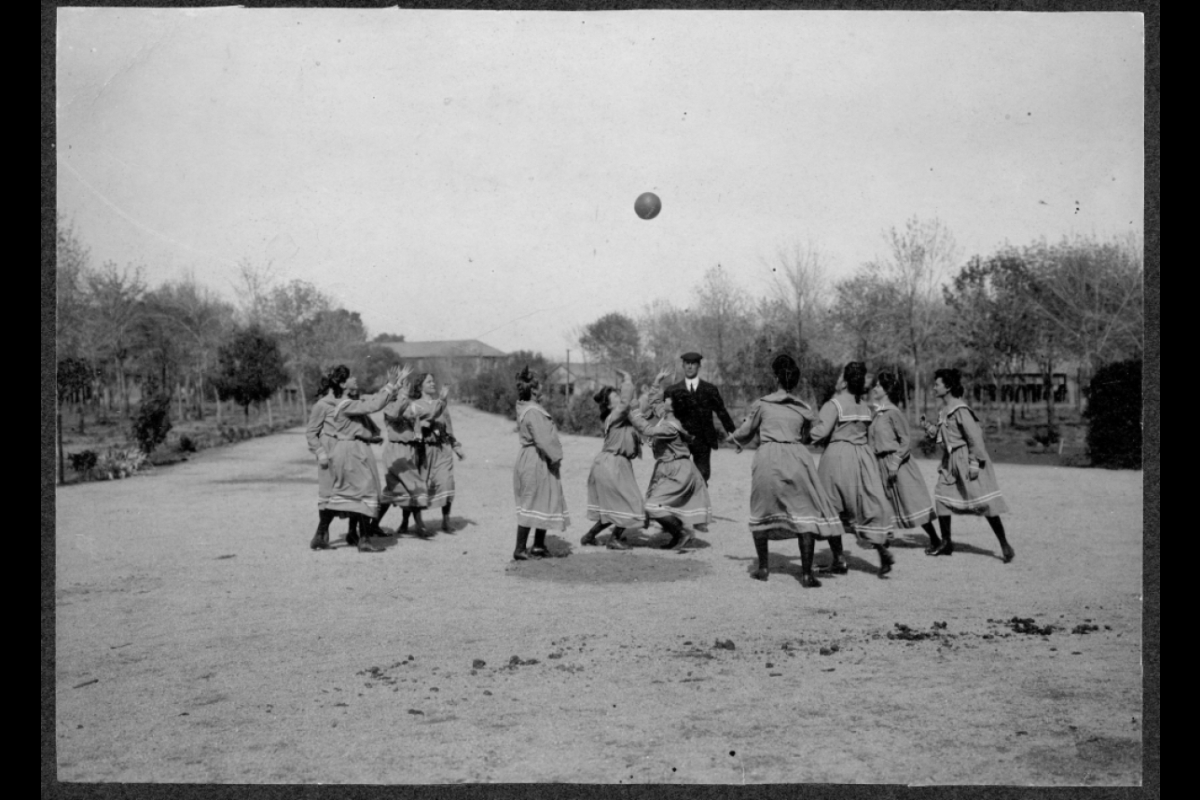 1907 archive photo of a womens team in action