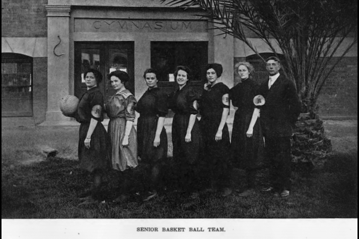 1911 image of the ASU senior women’s basketball team in the El Picadillo Yearbook