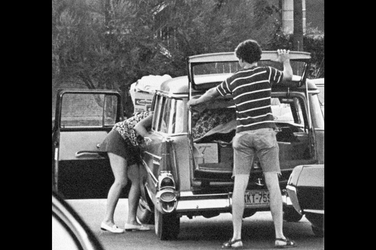 People unload a car during move-in in 1970