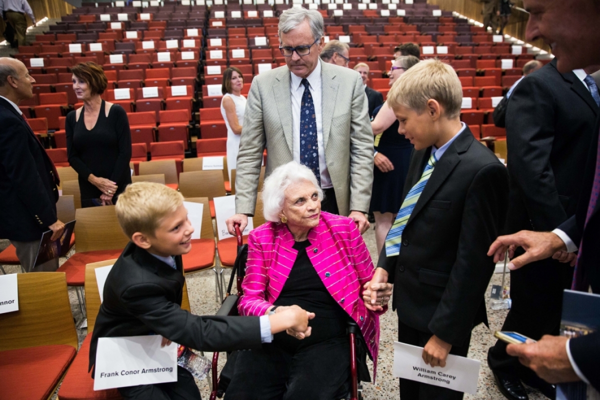 Sandra Day O'Connor speaks to two boys at an event