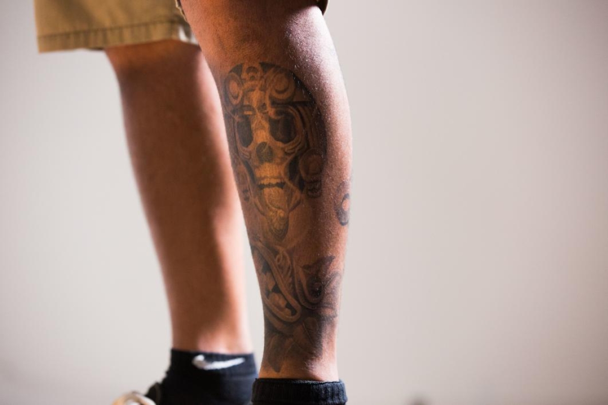 skull tattoo on leg