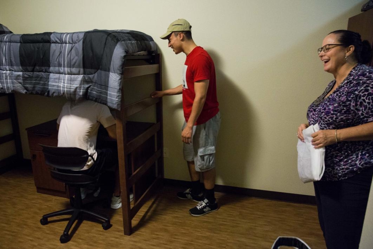 Students move into the dorm
