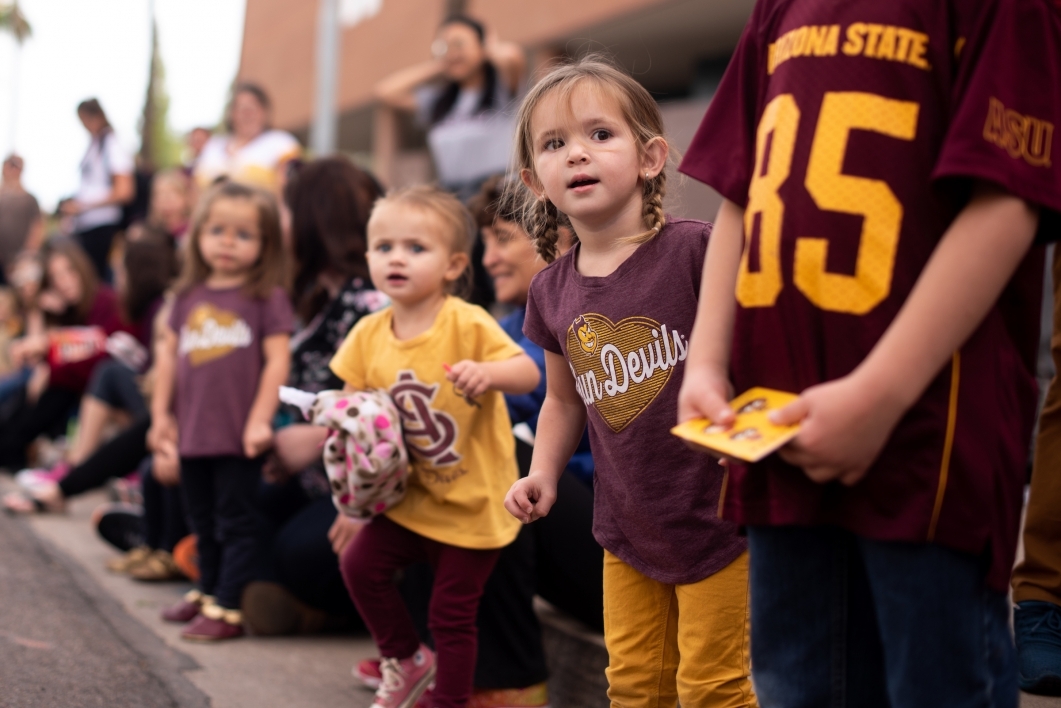 children watch the homecoming parade
