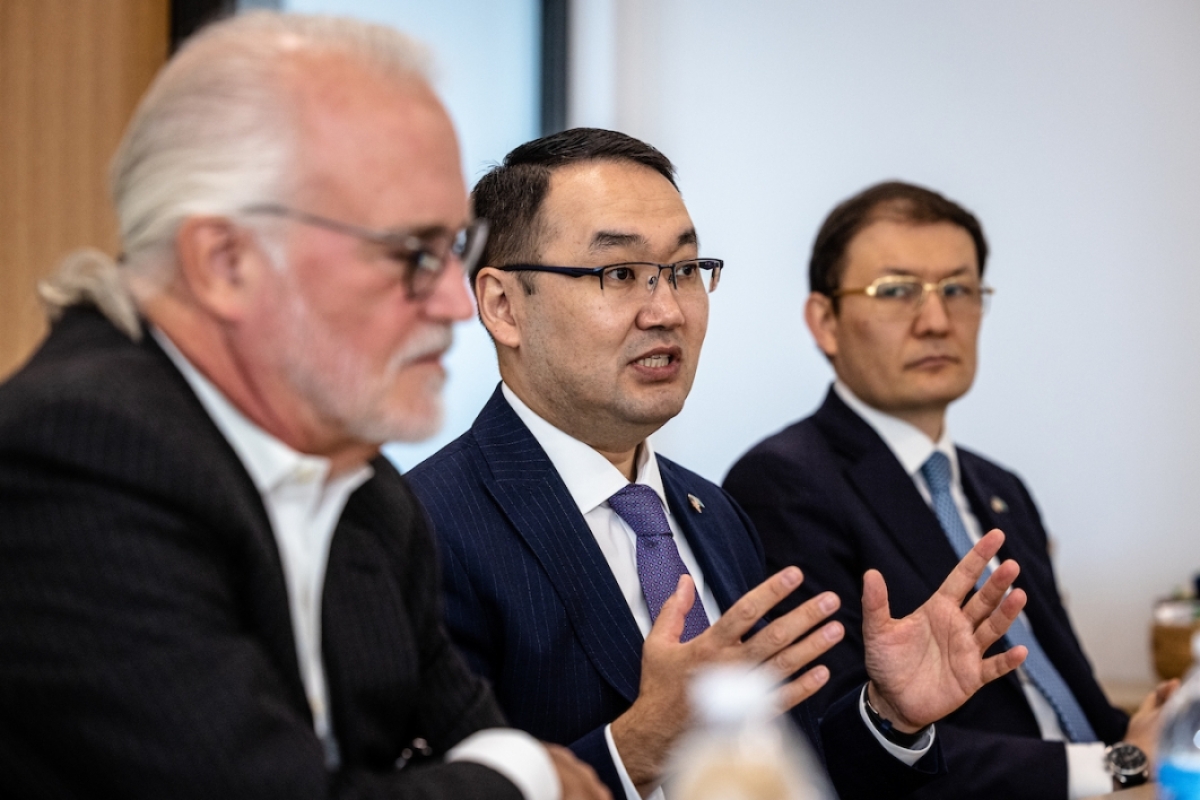 Yerzhan Ashikbayev speaking in a meeting with ASU delegates.