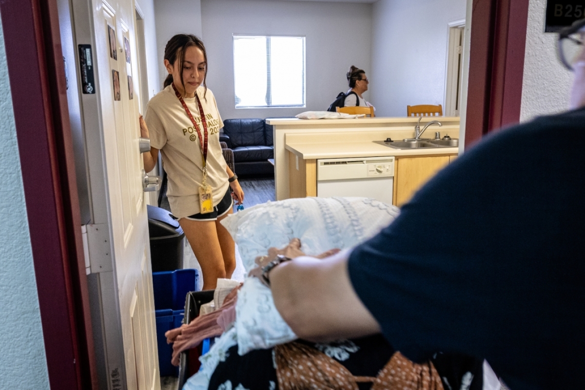 Mom helps student unload items into residential hall