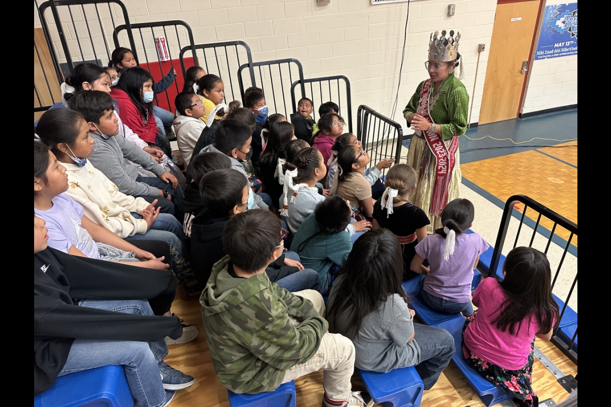 Amy N. Begaye speaking to children about STEM at the Miss Navajo Nation STEM-sation event. Courtest of Amy N. Begaye