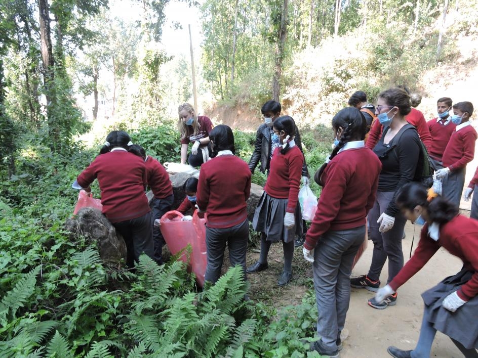 Clean-up project with Nepalese students