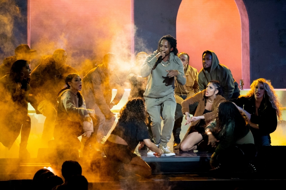 D Smoke performs on stage surrounded by dancers in a cloud of smoke
