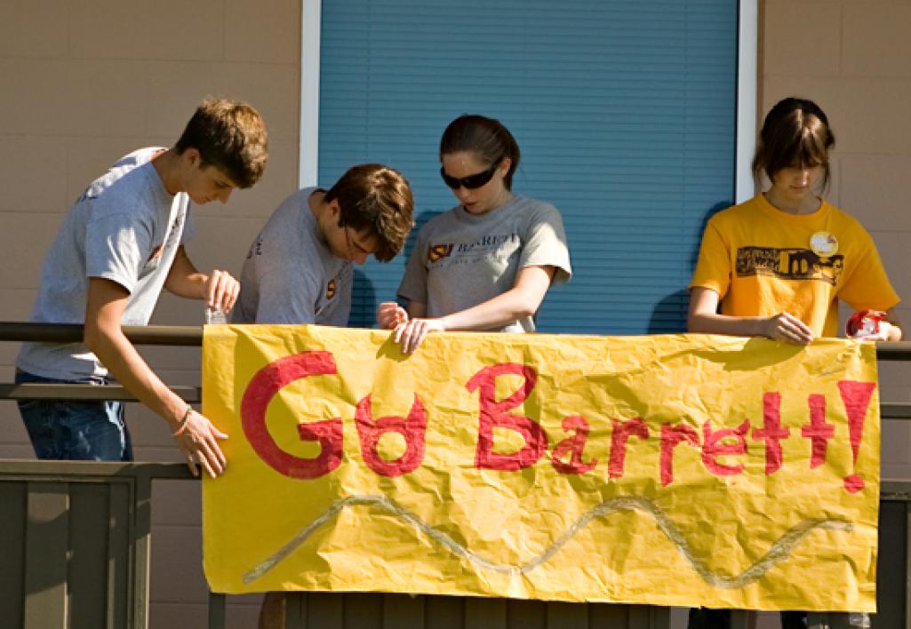 students hanging banner