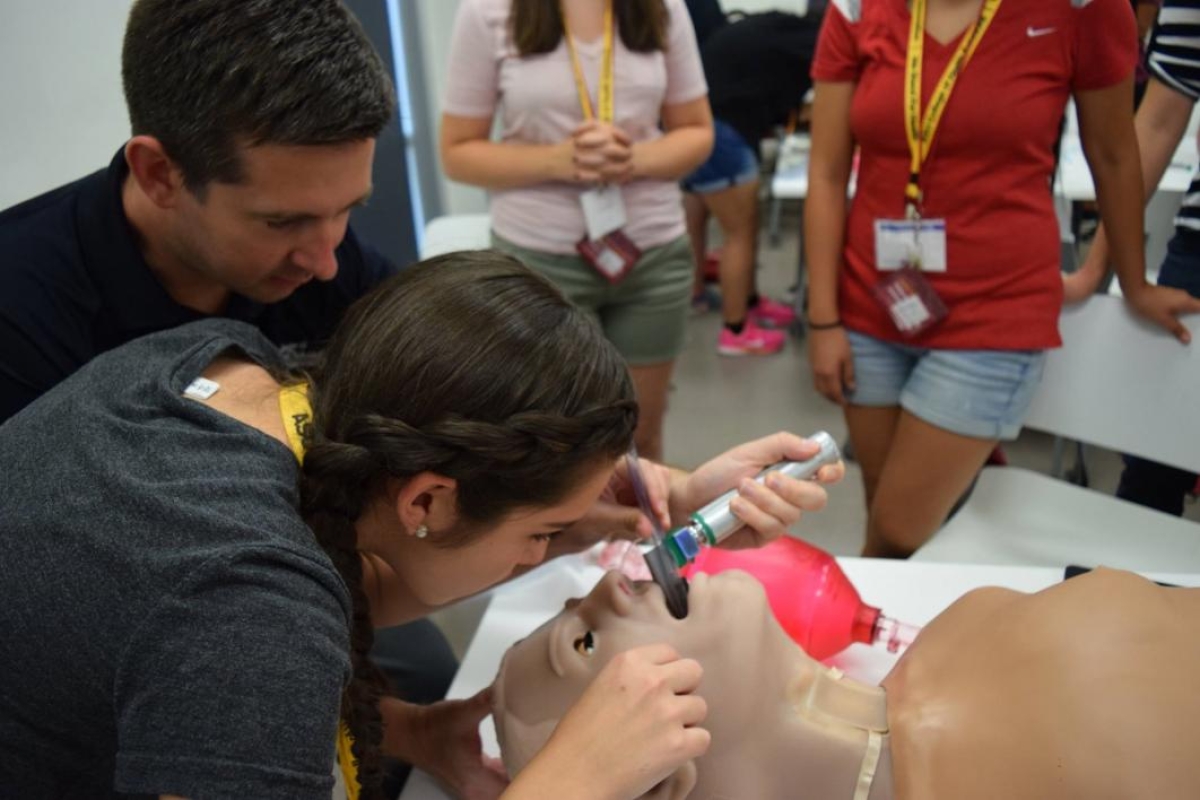 students learning to intubate on a manakin