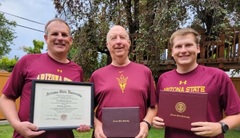 Eric Povilus(左),威廉Povilus(中心)和布莱克Povilus(右)与他们的集体合影留念亚利桑那州立大学的文凭。