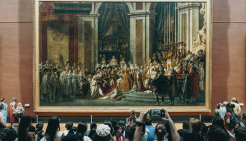 人群的照片前面的一幅画描述了一个国王的加冕