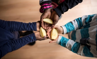 children holding apple slices