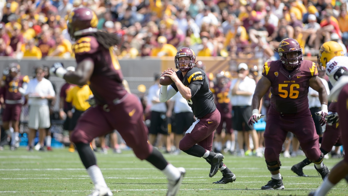 ASU quarterback Taylor Kelly looks to pass the ball during the spring game