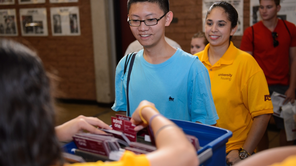 student receiving move-in information