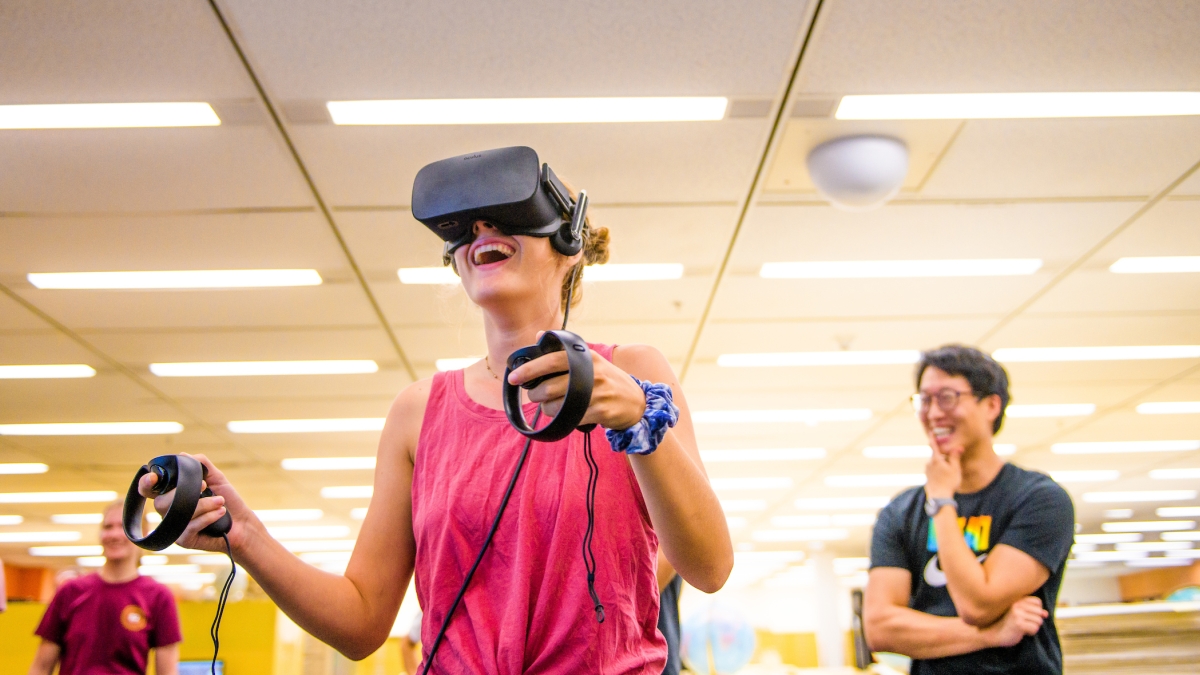 ASU student at Noble Library experiences virtual reality