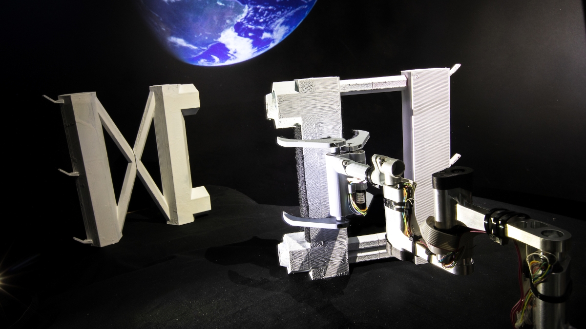 Cube arm assembling structures in space 