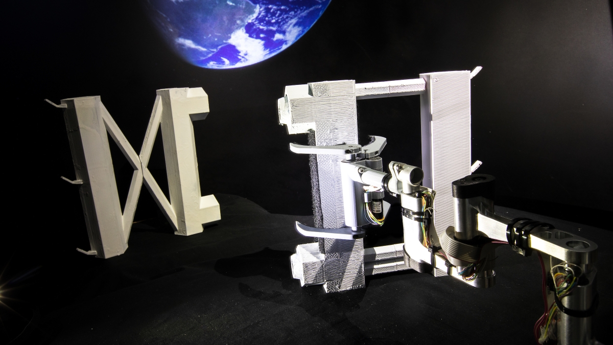 Cube arm assembling structures in space 