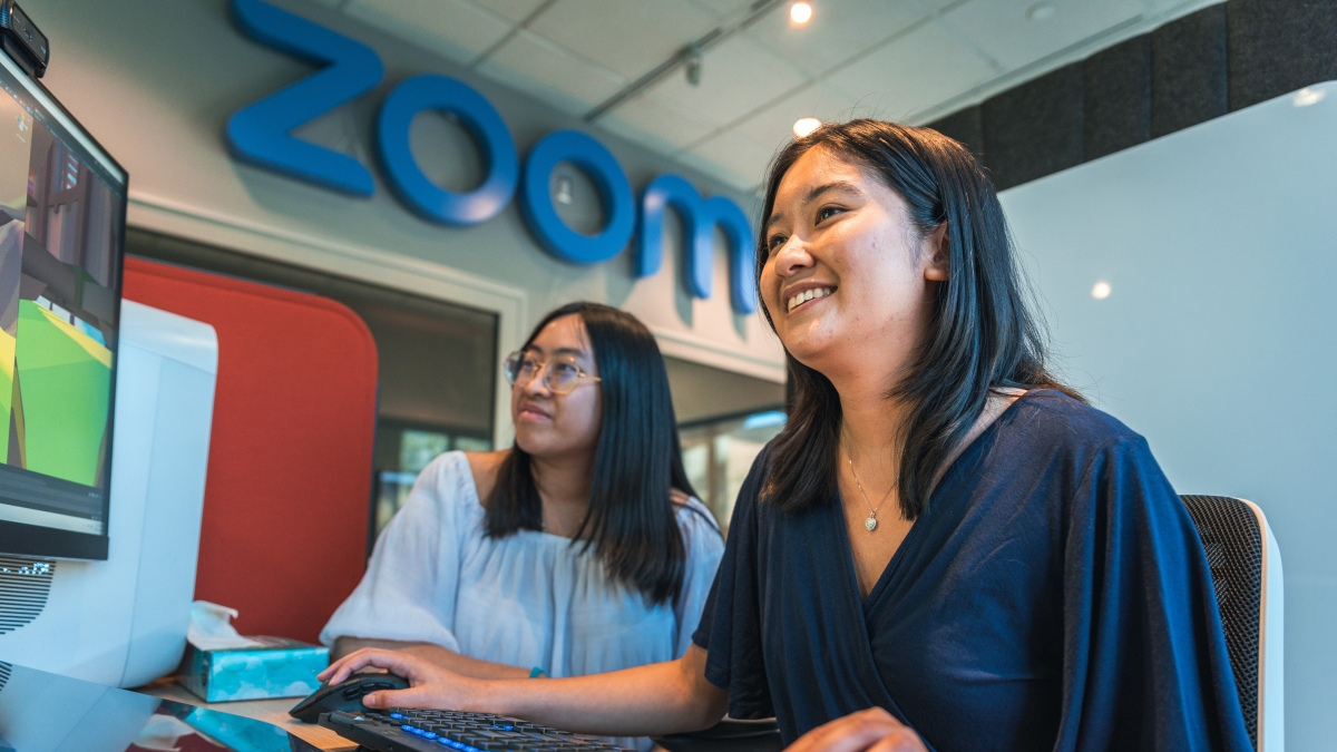Two ASU students using a computer at the Zoom Innovation Lab.