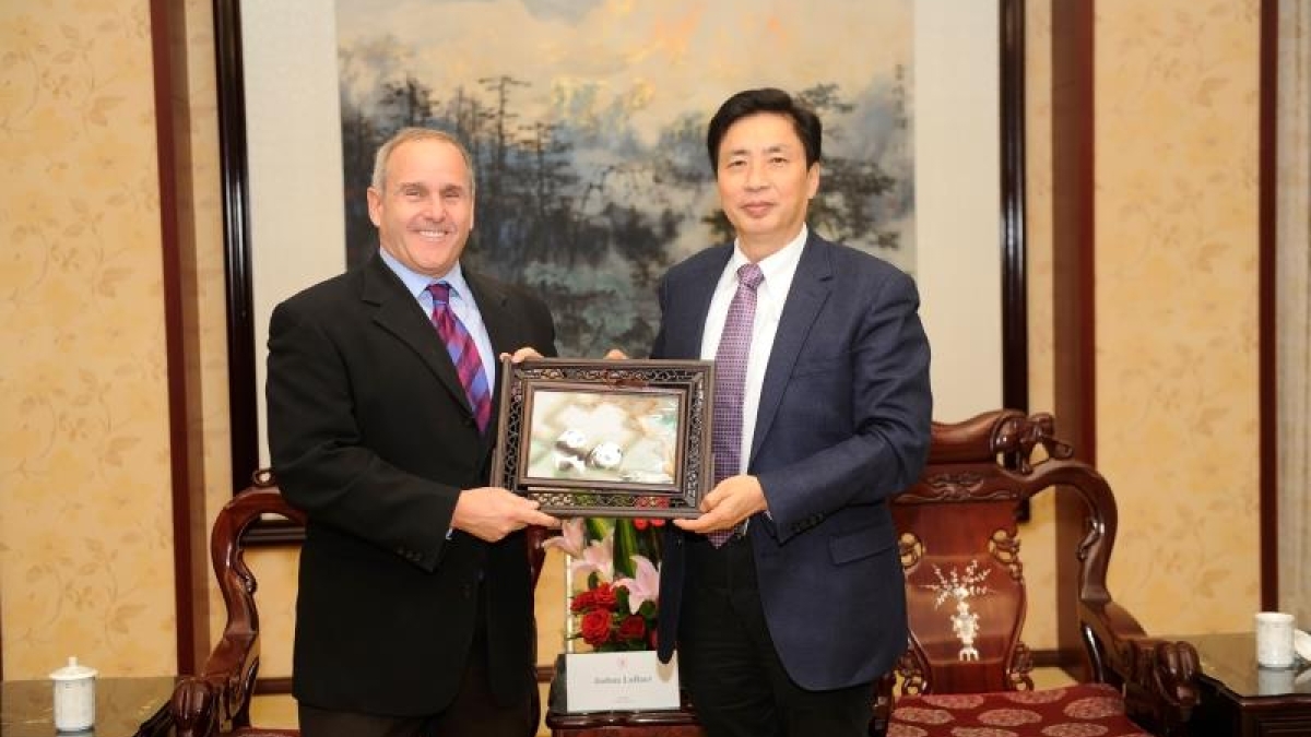 Biodesign Institute Executive Director Joshua LaBaer and Sichuan University President Heping Xie