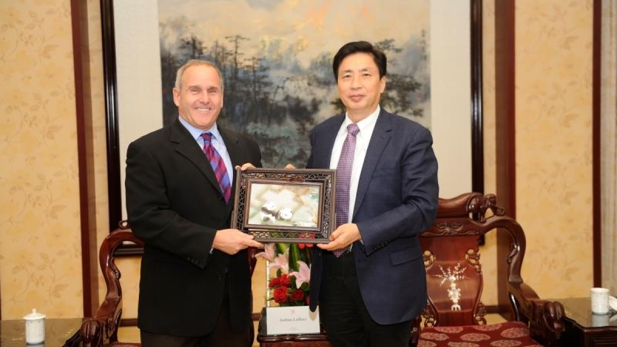 Biodesign Institute Executive Director Joshua LaBaer and Sichuan University President Heping Xie