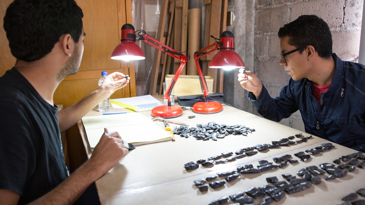 Scholars look at obsidian knife points at ASU's Teotihuacan Research Laboratory in Mexico