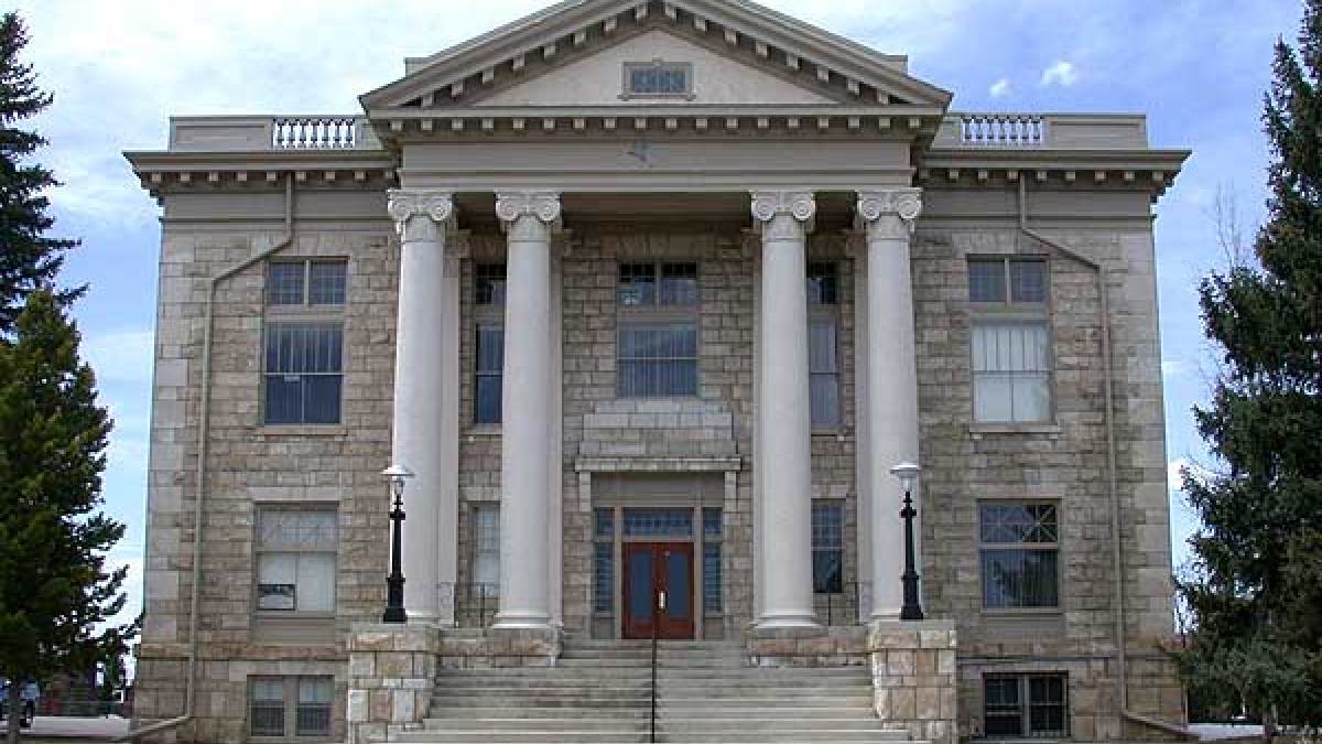 A photograph of a courthouse