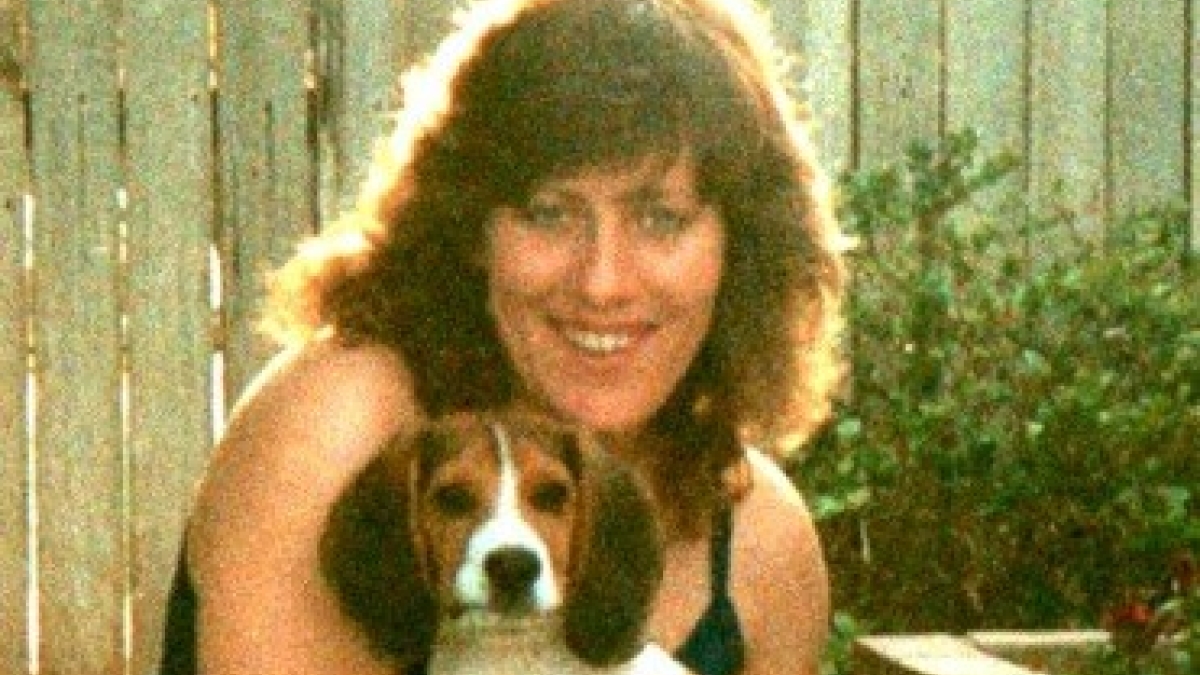 woman posing with beagle