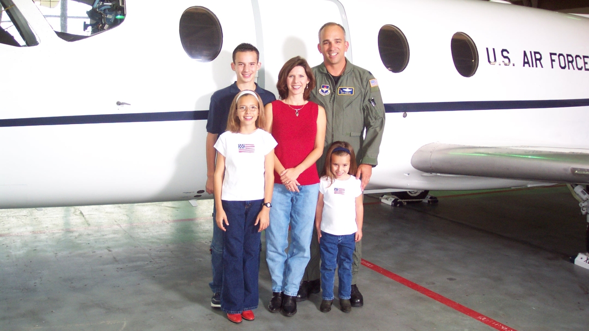Jeff Kubiak and family pose in front of a T-1 Jayhawk aircraft