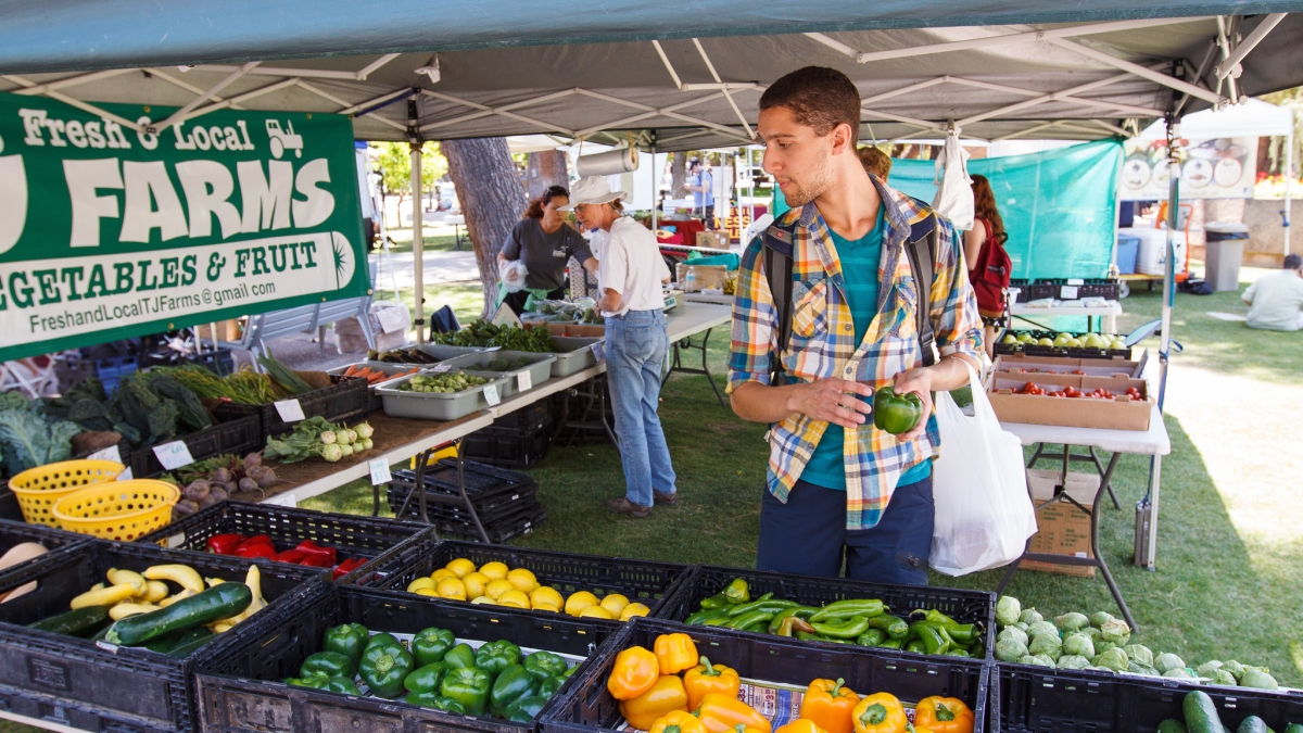 student buying produce at ASU Farmers Market
