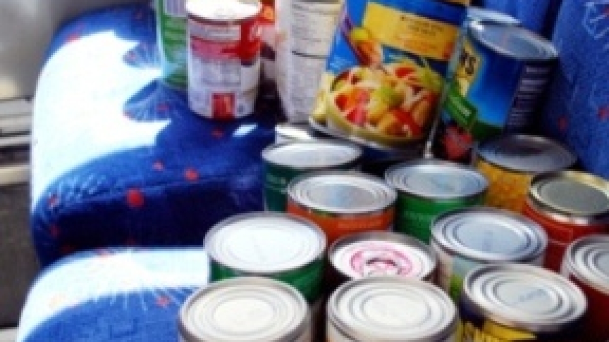 Canned food on FLASH shuttle seats