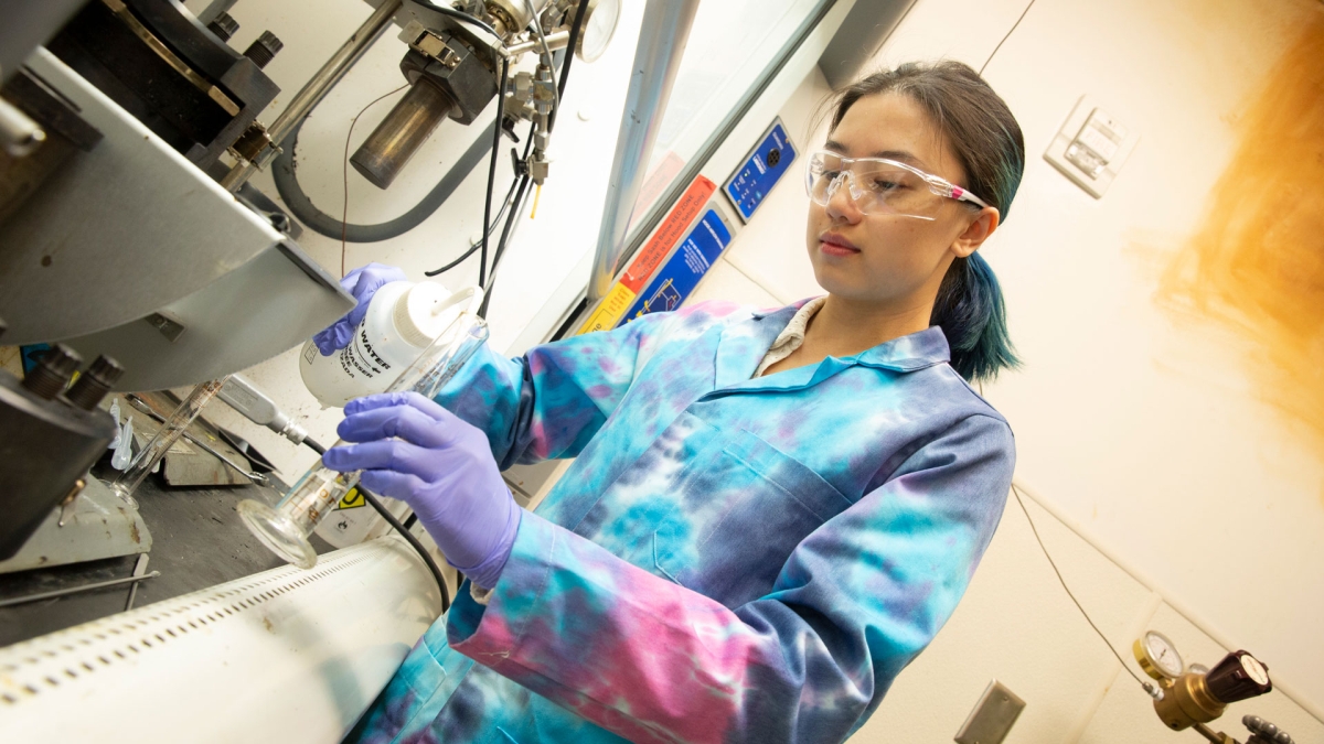 Chemical engineering student Kelly Nguyen working in the lab.