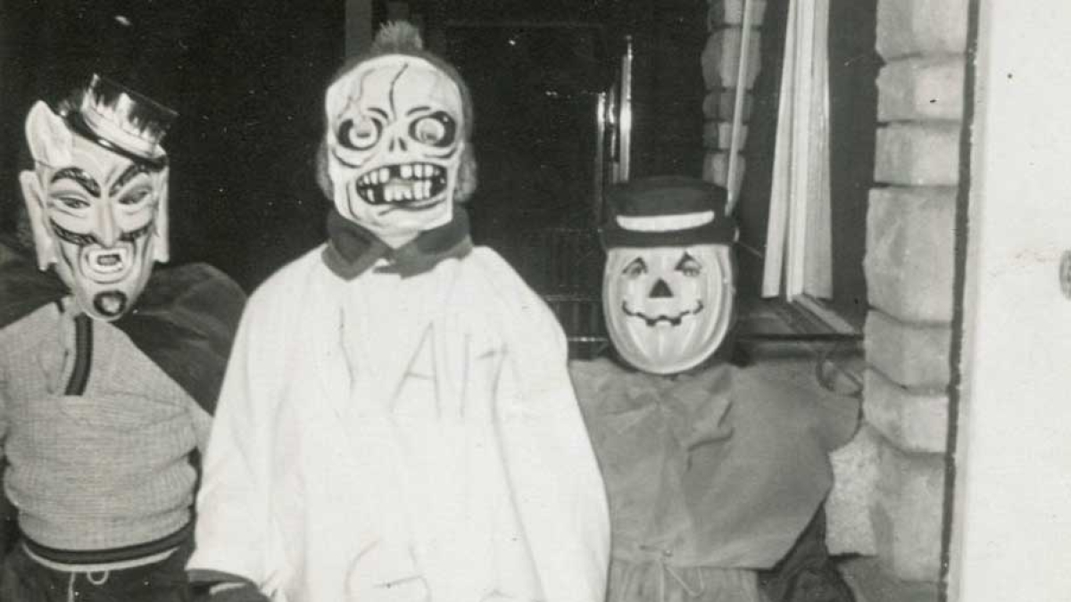 group of kids on Halloween - Oakenroad via Flickr