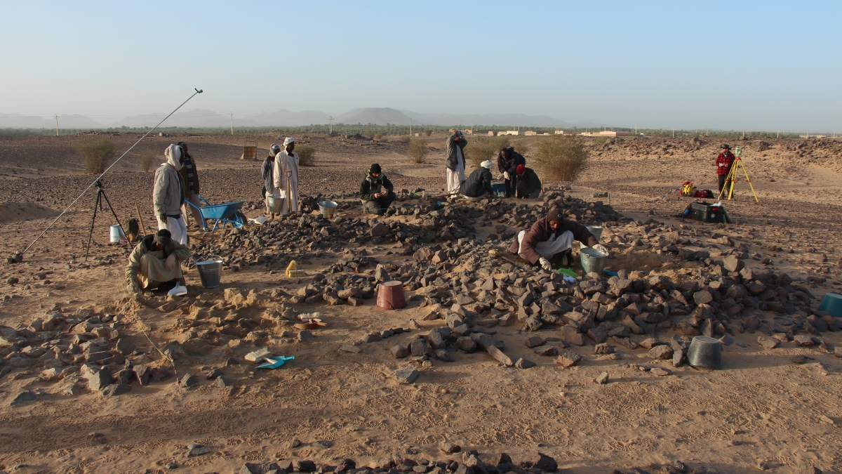 photo of Baker's team excavating a Kerma-period cemetery