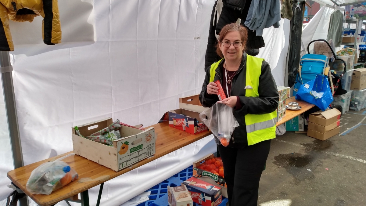 ASU faculty member Jessica Hirshorn puts together to-go bags of food for Ukrainian refugees at the Warsaw Central Train Station in Poland.