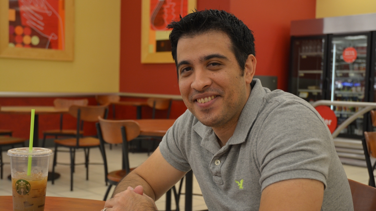 ASU School of Letters and Sciences alum Jesus Hernandez in cafe